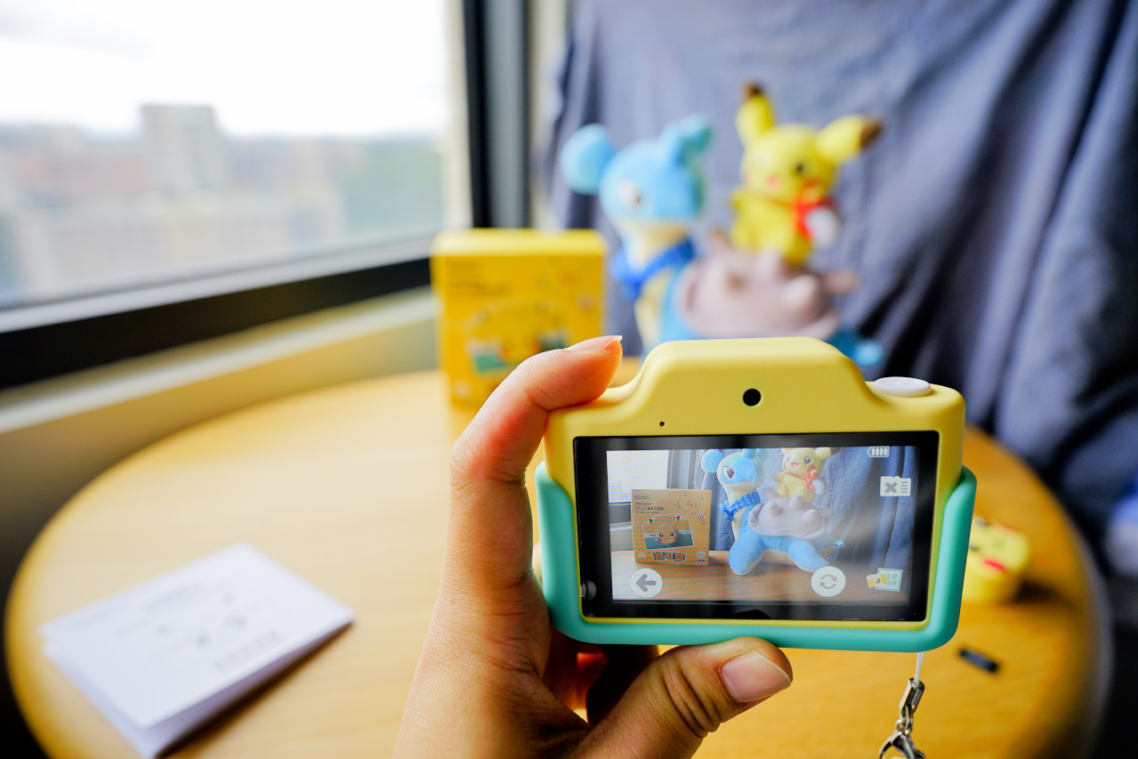 親子育兒｜3吋大螢幕觸控式兒童相機推薦！【YOMIX 優迷】寶可夢聯名款 Pokémon Wi-Fi兒童數位相機KC-1 - 奇奇一起玩樂趣