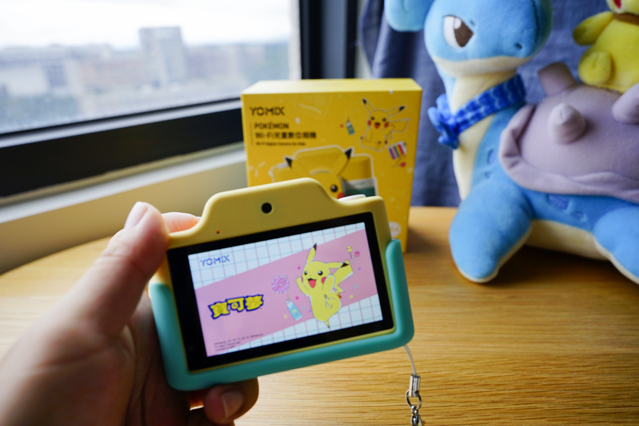 親子育兒｜3吋大螢幕觸控式兒童相機推薦！【YOMIX 優迷】寶可夢聯名款 Pokémon Wi-Fi兒童數位相機KC-1 - 奇奇一起玩樂趣