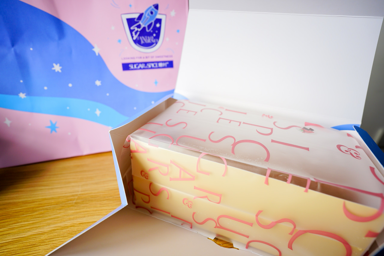 彌月｜糖村SUGAR & SPICE 彌月禮盒推薦！彌月蛋糕首選 哈尼生乳捲（搖滾草莓） - 奇奇一起玩樂趣