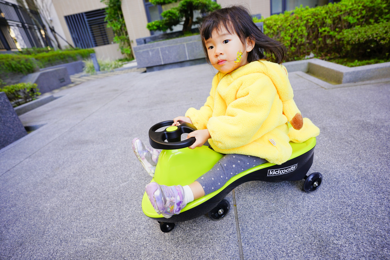 親子育兒｜KIDMATE孩子王玩具 比滑步車更好玩的城市健身扭扭車 兒童放電好物推薦！懷舊扭扭車-玩具車推薦！ - 奇奇一起玩樂趣