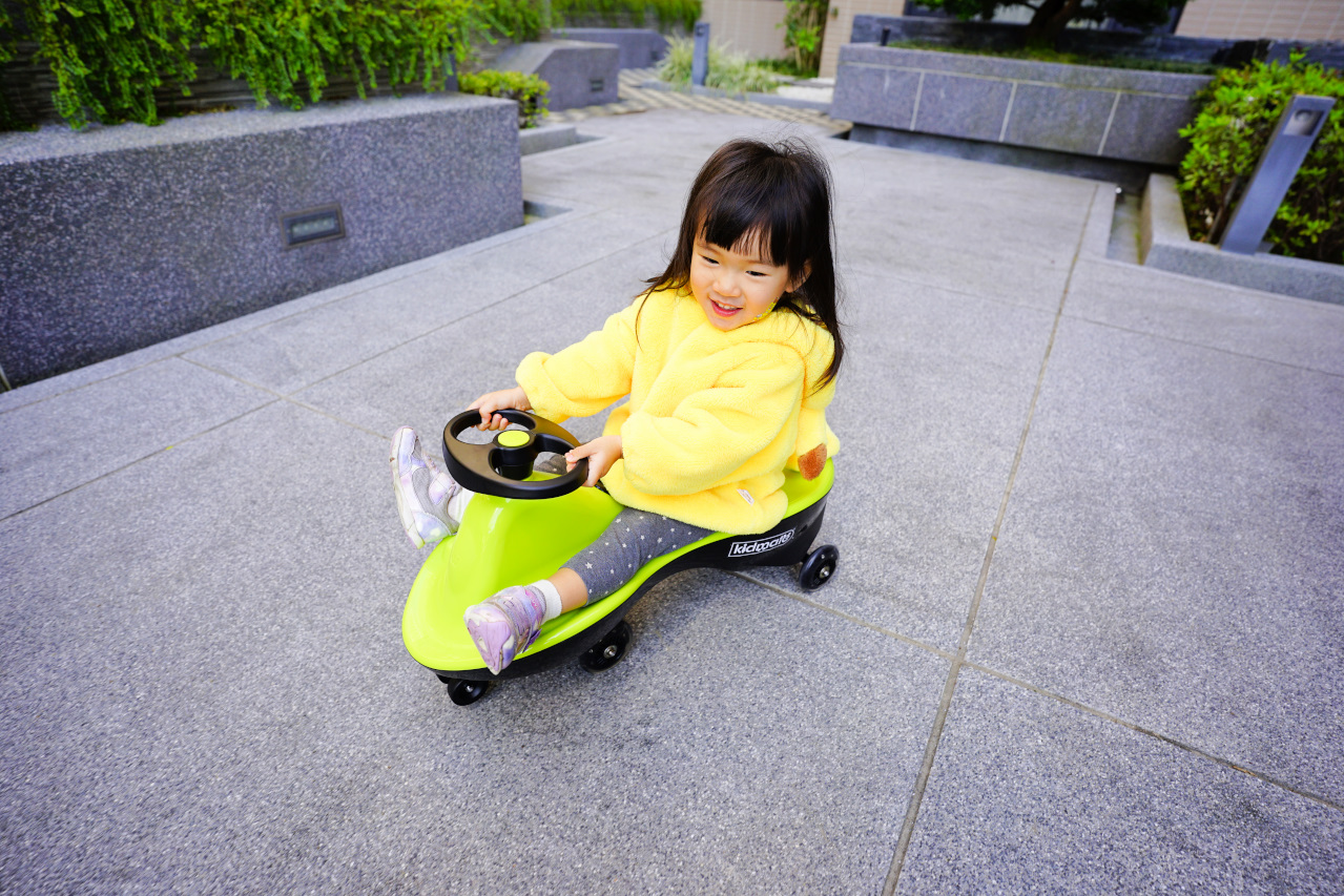 親子育兒｜KIDMATE孩子王玩具 比滑步車更好玩的城市健身扭扭車 兒童放電好物推薦！懷舊扭扭車-玩具車推薦！ - 奇奇一起玩樂趣