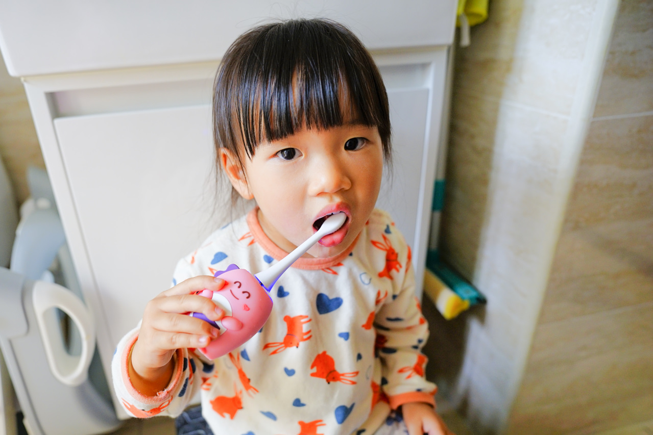 親子育兒｜NETTEC U型恐龍造型兒童電動牙刷 讓孩子愛上刷牙的法寶，育兒好物推薦！ - 奇奇一起玩樂趣