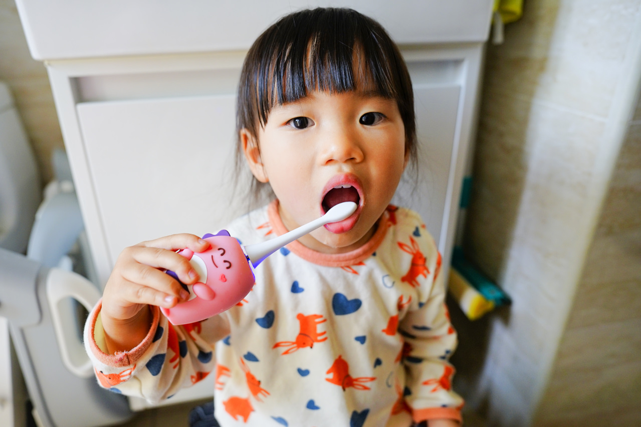親子育兒｜NETTEC U型恐龍造型兒童電動牙刷 讓孩子愛上刷牙的法寶，育兒好物推薦！ - 奇奇一起玩樂趣