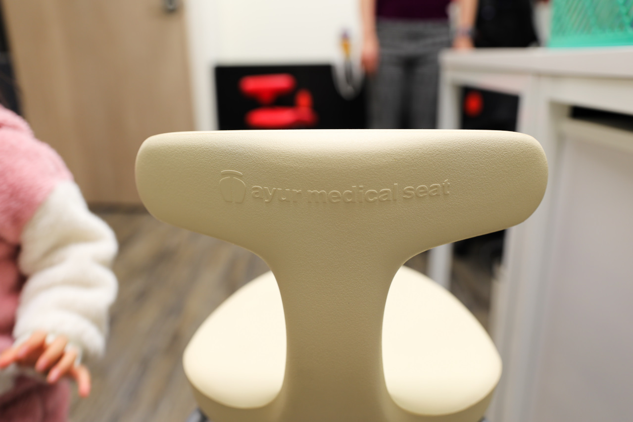 座椅｜一張專為久坐工作者設計的椅子 愛悠椅ayur-chair 改善坐姿，減緩因不良坐姿所引起的腰痠背痛！ - 奇奇一起玩樂趣