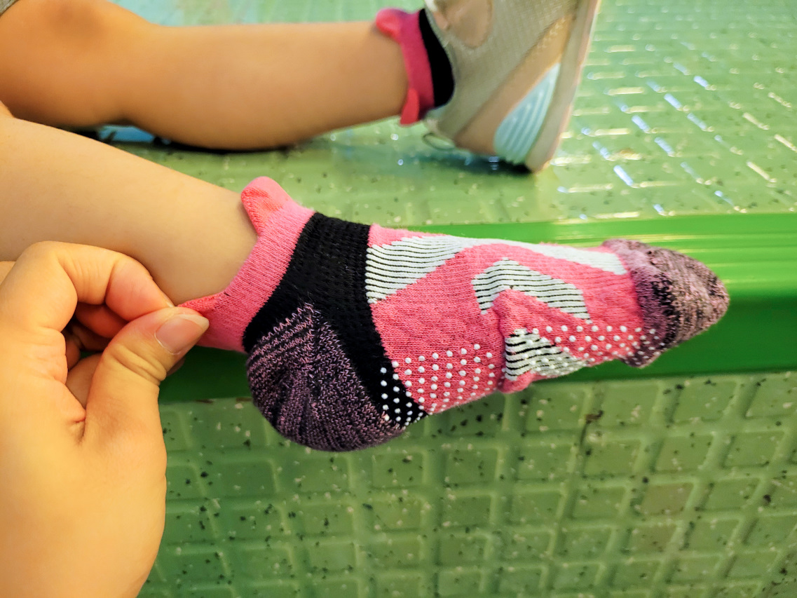 襪子｜FAV飛爾美台灣襪品 MIT製造機能運動襪、繽紛百搭童襪，舒適好穿、排汗除臭襪推薦！ - 奇奇一起玩樂趣