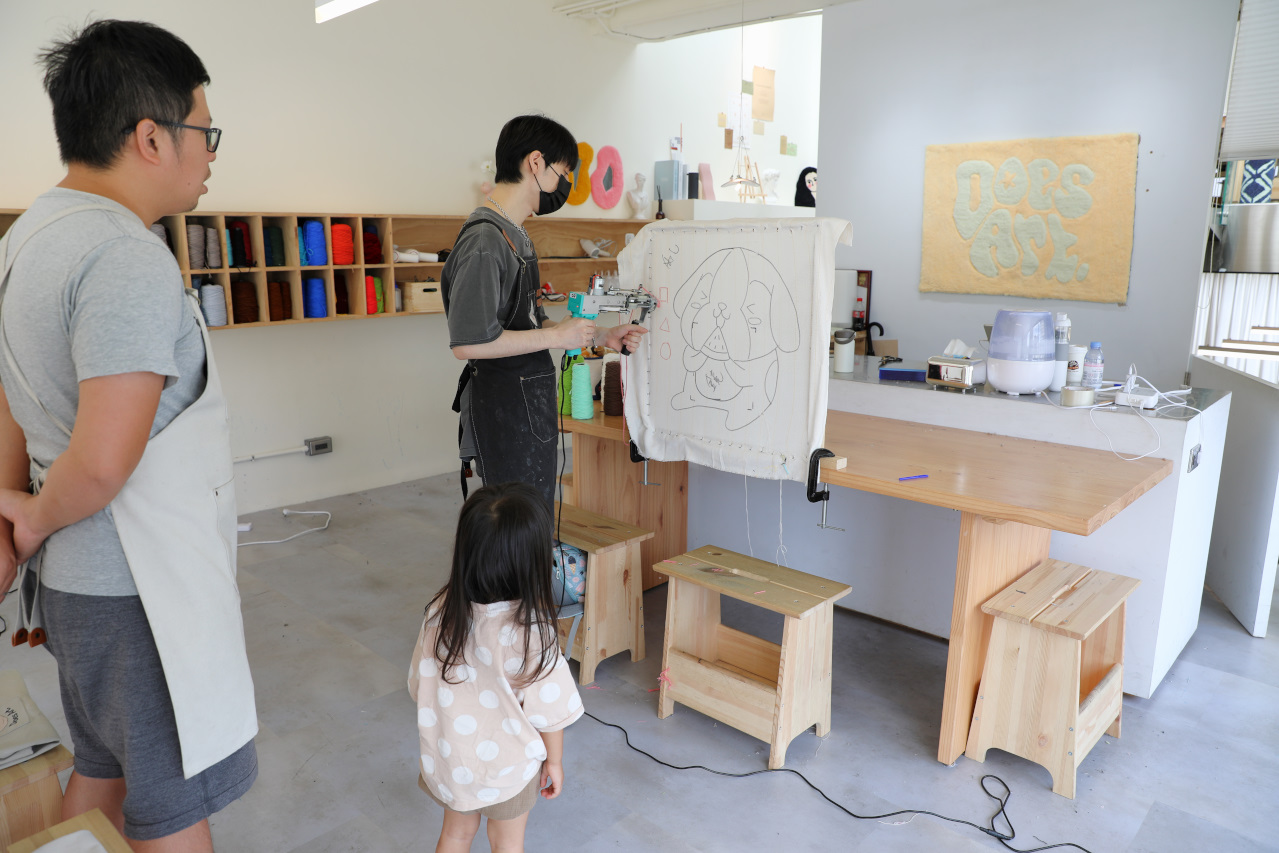 DIY課程｜Does Art 都是藝術 台北館 療癒系DIY手作地毯課程（簇絨掛鏡） - 奇奇一起玩樂趣
