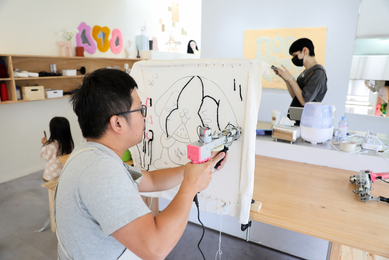 DIY課程｜Does Art 都是藝術 台北館 療癒系DIY手作地毯課程（簇絨掛鏡） - 奇奇一起玩樂趣