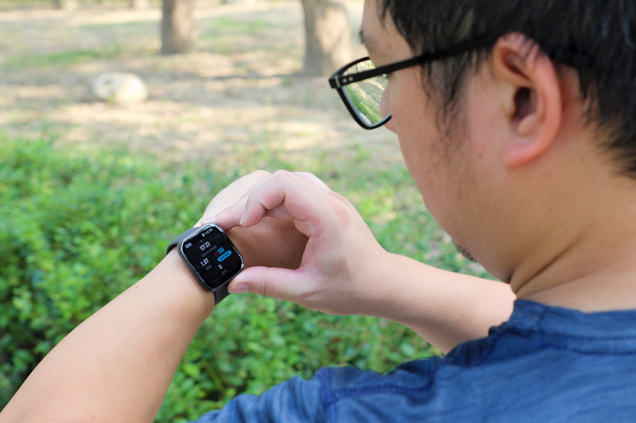 3C開箱｜Amazfit 華米BIP 5 大螢幕健康智慧手錶 配備1.91英吋大螢幕、超強續航力，支援藍牙通話及Line訊息 - 奇奇一起玩樂趣