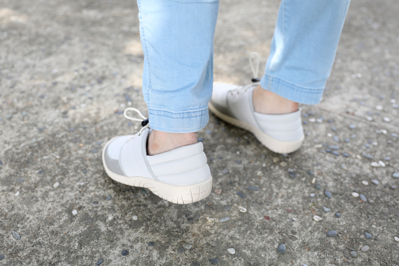 女鞋｜Bonjour防潑水足部減壓機能鞋推薦！(防潑水升級)足部減壓，3D步態平衡健康機能鞋 - 奇奇一起玩樂趣