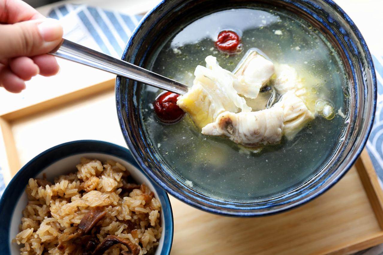 料理｜禾樂食品 鱘龍魚湯、珍寶油飯 加熱即食，健康補氣冷凍料理包 - 奇奇一起玩樂趣