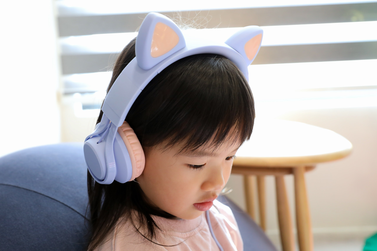 親子育兒｜RASTO RS55 萌貓頭戴式兒童耳機 85分貝音量控制，有線兒童耳機推薦！（附Type C to 3.5mm轉接頭） - 奇奇一起玩樂趣