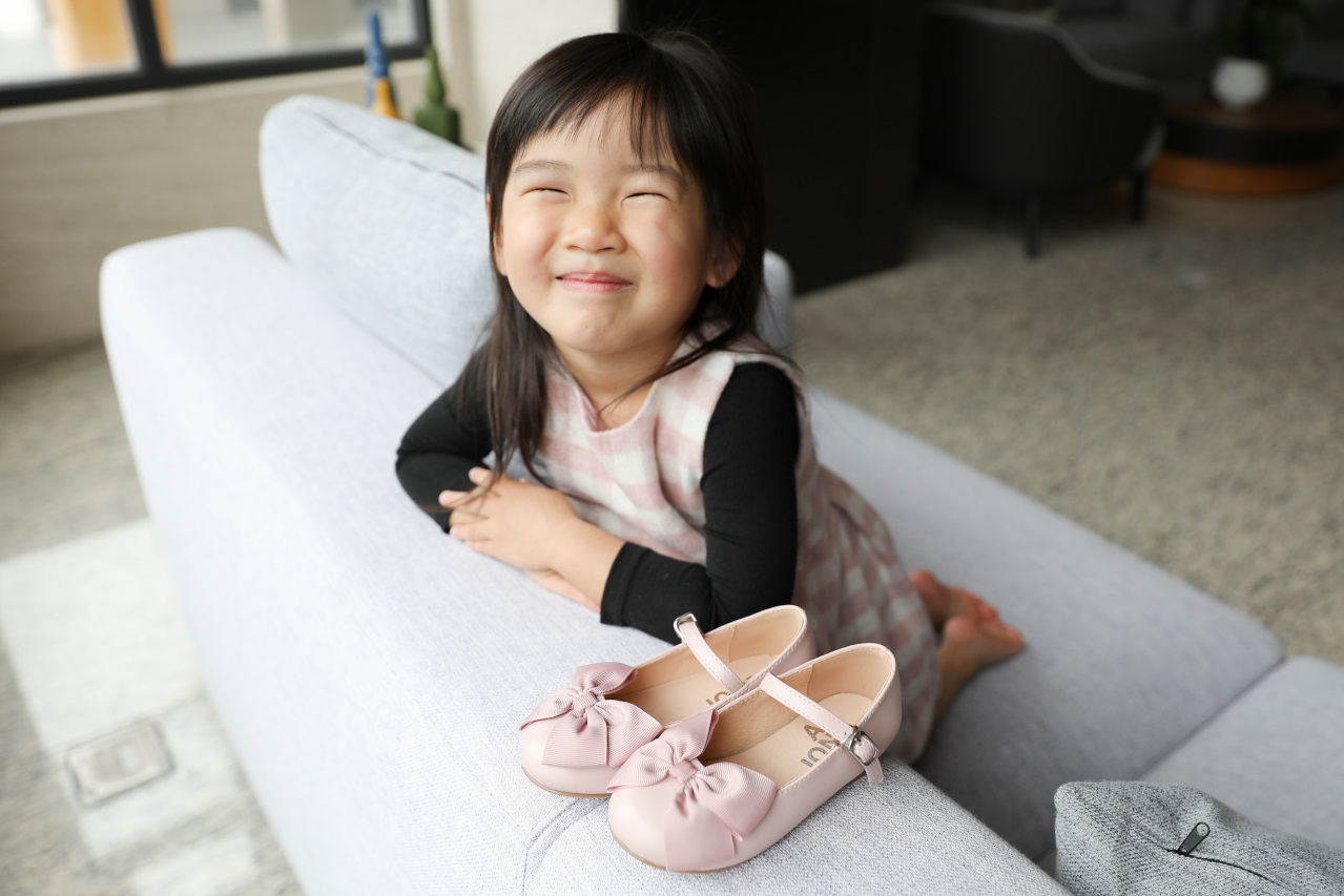 ANG&JON 紐約設計鞋款 Adeline Pink 粉色蝴蝶結瑪莉珍 氣質優雅童鞋、娃娃鞋款，手工童鞋品牌推薦！ - 奇奇一起玩樂趣