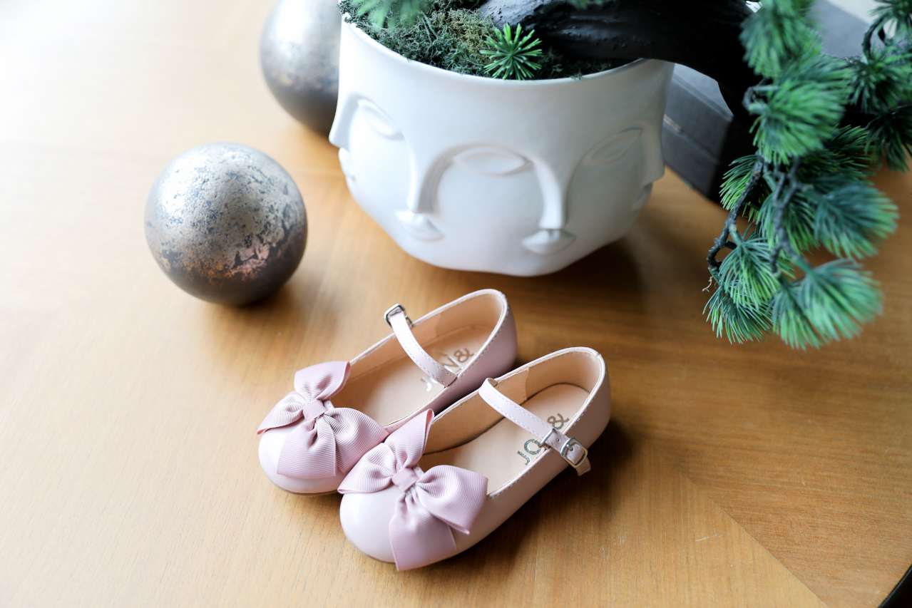 ANG&JON 紐約設計鞋款 Adeline Pink 粉色蝴蝶結瑪莉珍 氣質優雅童鞋、娃娃鞋款，手工童鞋品牌推薦！ - 奇奇一起玩樂趣