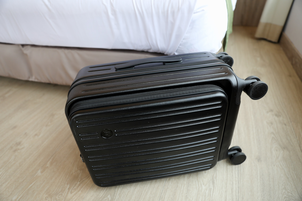 國內小旅行、出國登機箱推薦! With Me行李箱 20吋威爾斯雙層款 筆電平板收納、隱藏式行動電源 - 奇奇一起玩樂趣