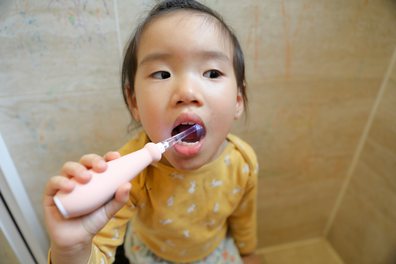 讓孩子愛上刷牙的秘訣-KIDMORY兒童炫彩音波電動牙刷 訓練孩子自主刷牙,防蛀牙好幫手推薦! - 奇奇一起玩樂趣