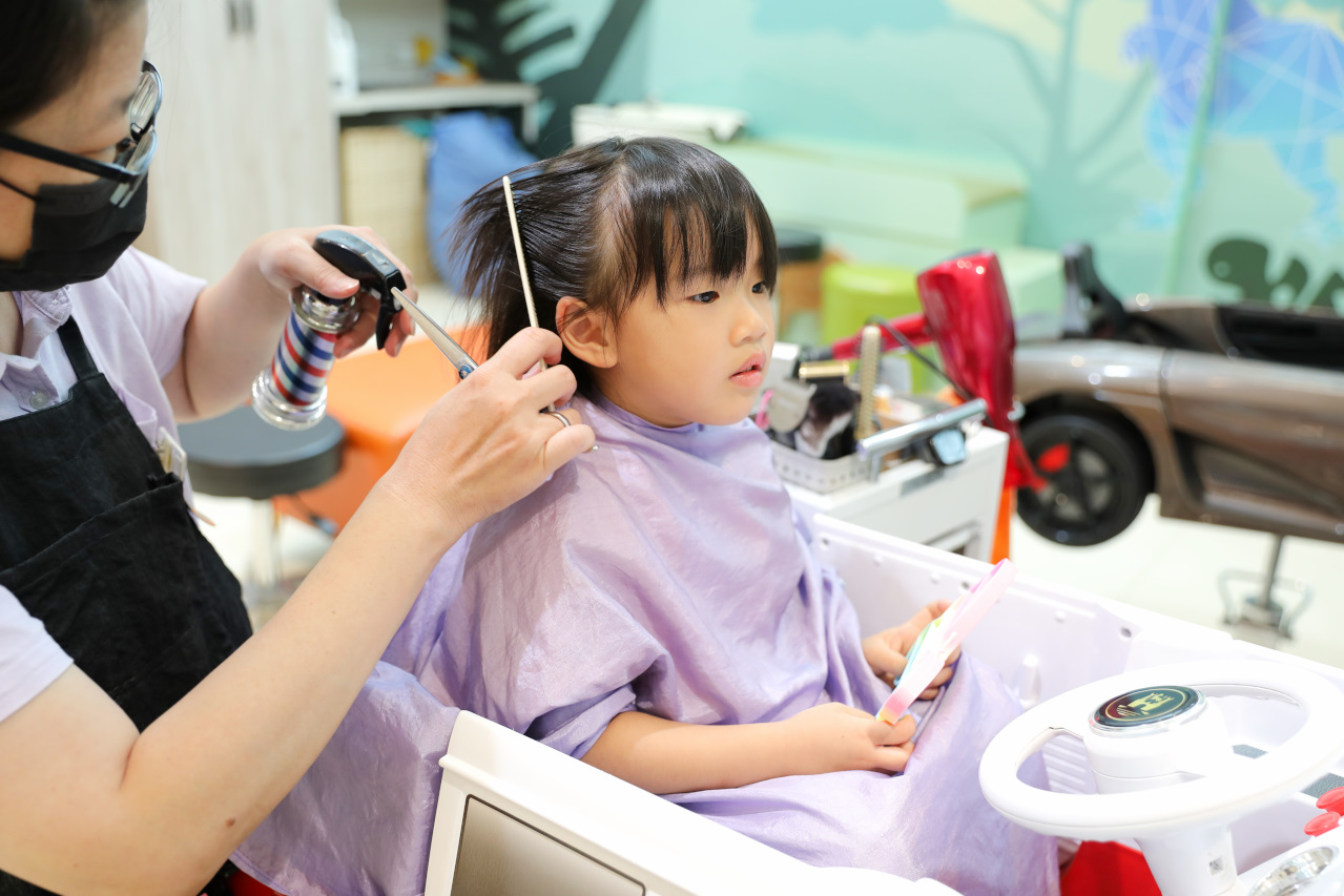 台北天母兒童剪髮推薦! 丹尼索KIDS HAIR 0-12歲專業兒童剪燙髮（SOGO天母店）兒童編髮 - 奇奇一起玩樂趣
