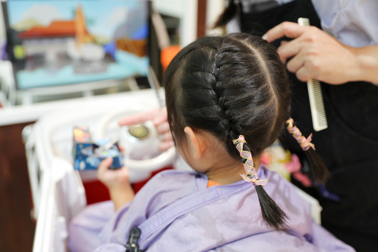 台北天母兒童剪髮推薦! 丹尼索KIDS HAIR 0-12歲專業兒童剪燙髮（SOGO天母店）兒童編髮 - 奇奇一起玩樂趣