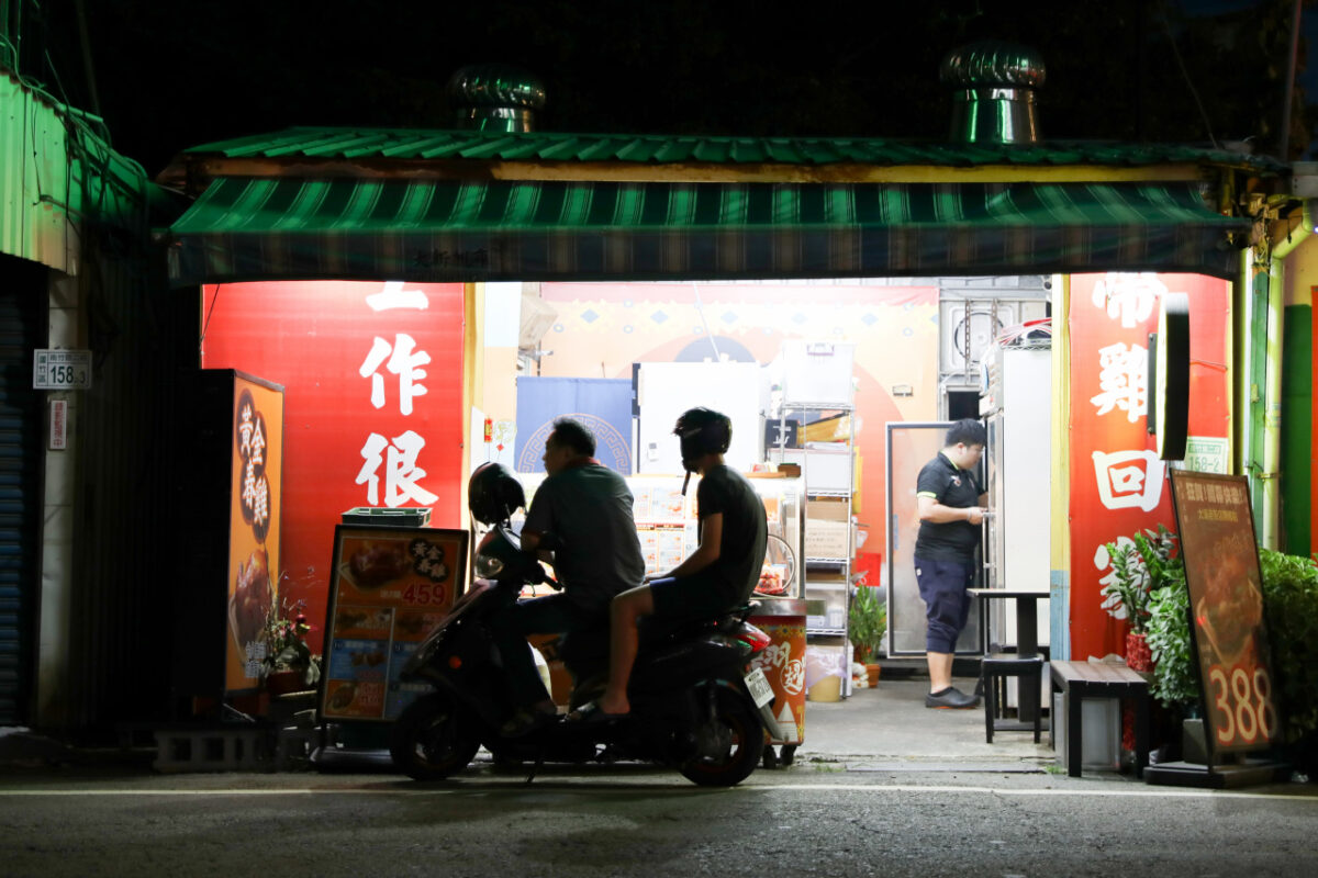 黃金春雞(桃園南崁店) 泰式炸雞專賣店 金黃酥香炸全雞外帶宵夜推薦! - 奇奇一起玩樂趣