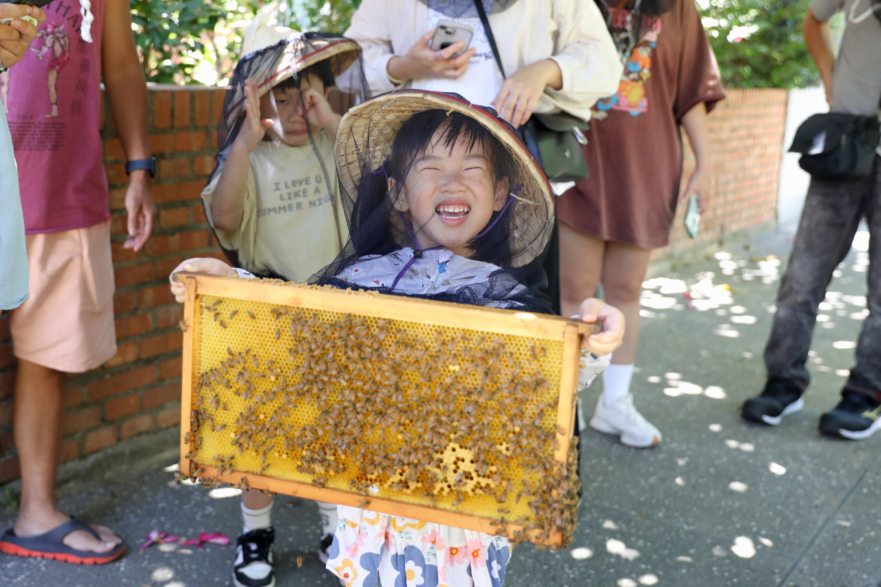 新竹親子旅遊景點推薦! 愛蜂園 蜜蜂生態導覽,小蜂農體驗親手採蜂蜜 新竹伴手禮蜂蜜.蜂蜜氣泡水.蜂蜜啤酒 - 奇奇一起玩樂趣