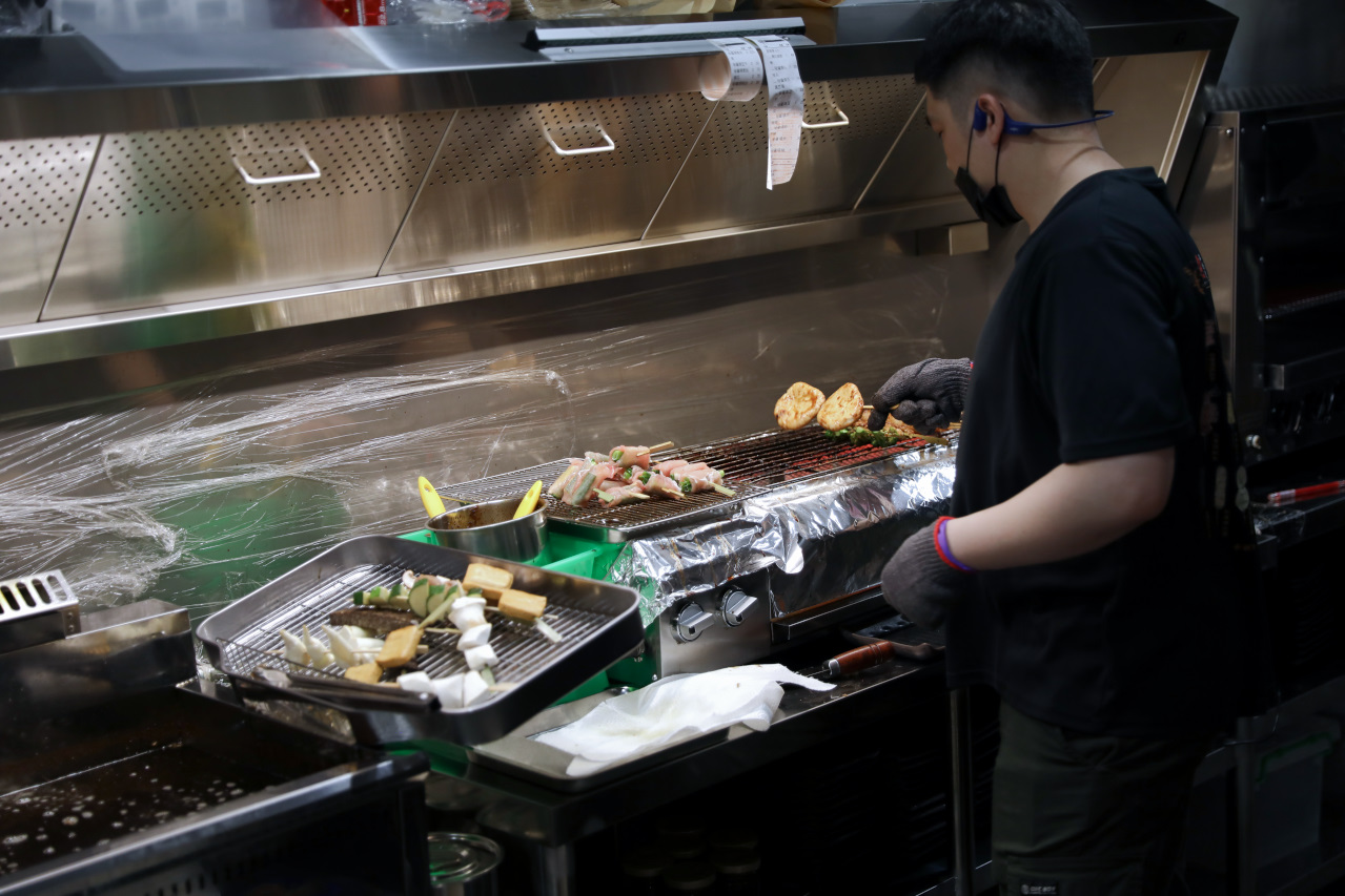 新莊美食 連鎖串燒居酒屋品牌柒息地串燒居酒屋新莊中華店 19元起平價串燒外帶推薦! 最用心的烤肉醬,喝生啤配串燒最對味! - 奇奇一起玩樂趣