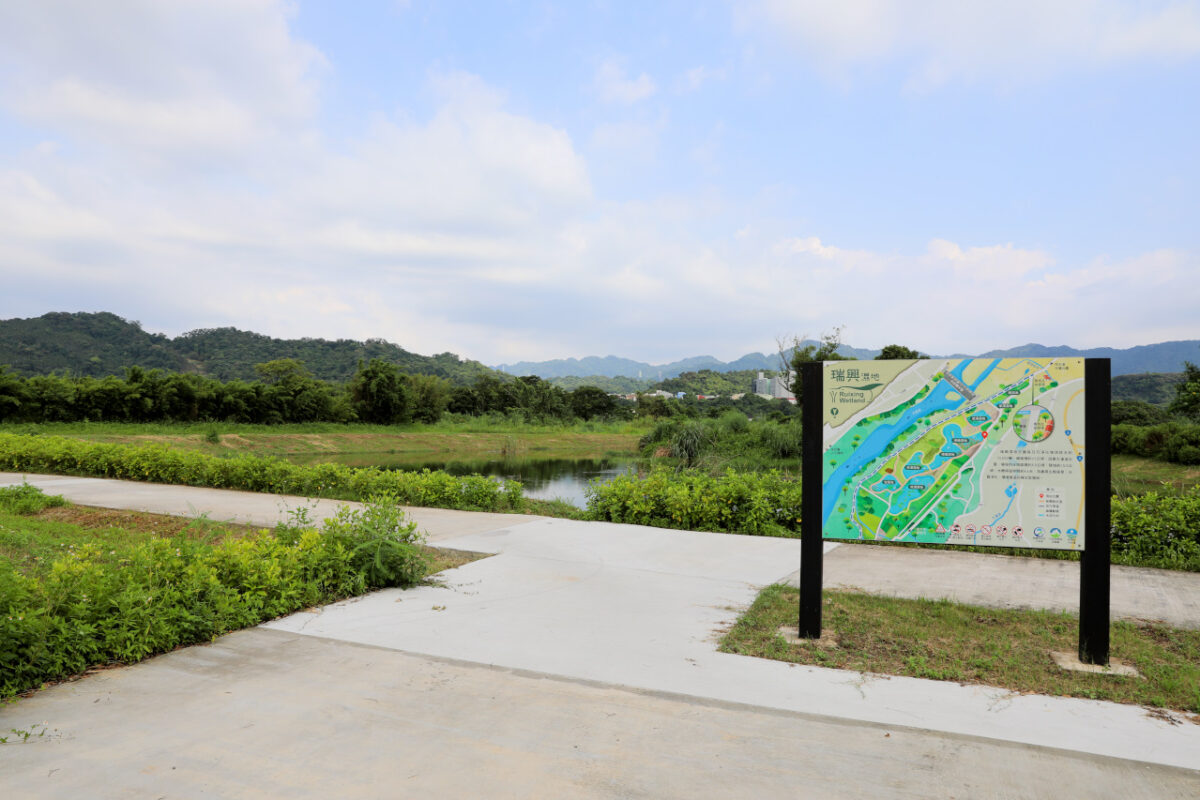 桃園大溪親子一日遊 大漢溪自行車道騎腳踏車遊山豬湖生態親水園區,大溪老街吃美食 中庄吊橋.月眉人工溼地.中庄調整池.中庄景觀土丘(共融遊具).瑞興濕地 - 奇奇一起玩樂趣