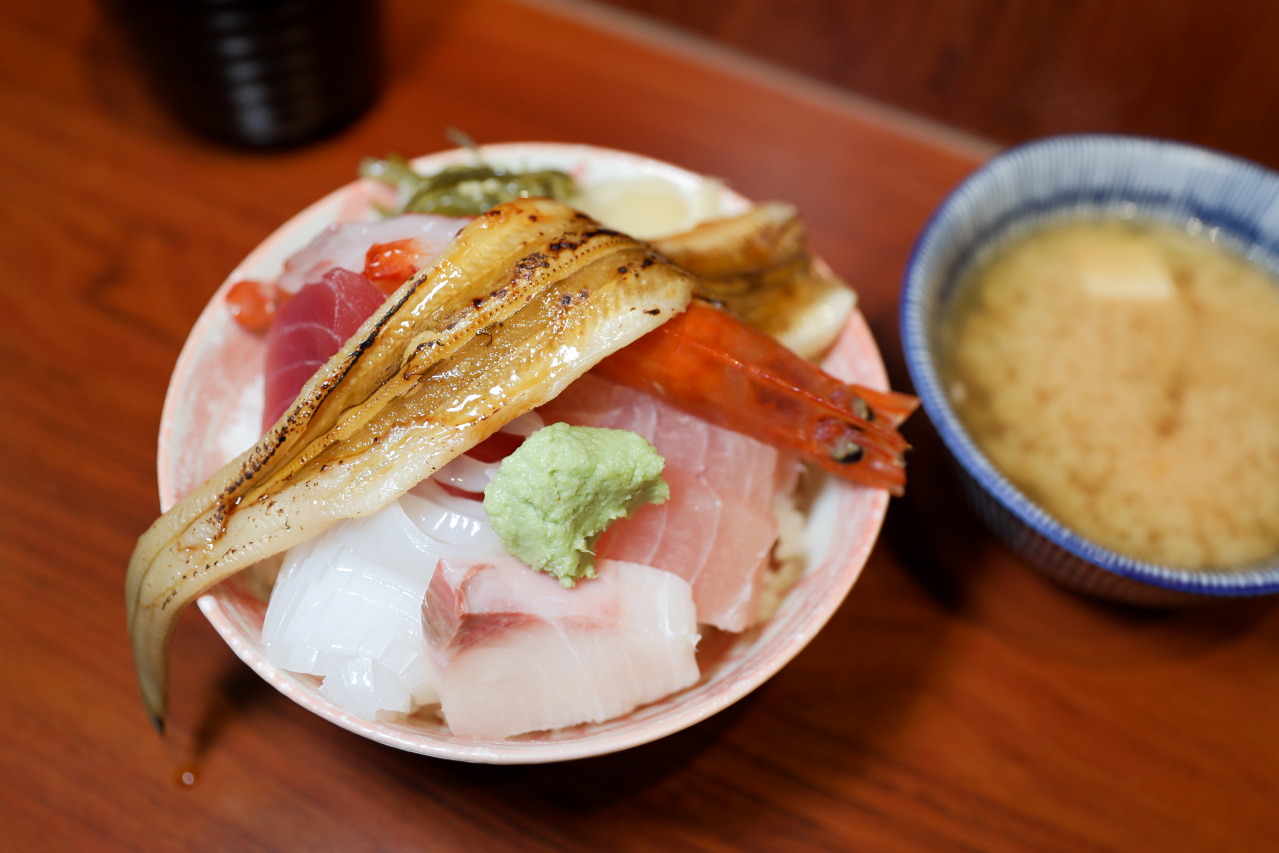 林口生魚片丼飯推薦! 林日式料理 超厚生魚握壽司,驚喜版生魚丼飯 - 奇奇一起玩樂趣