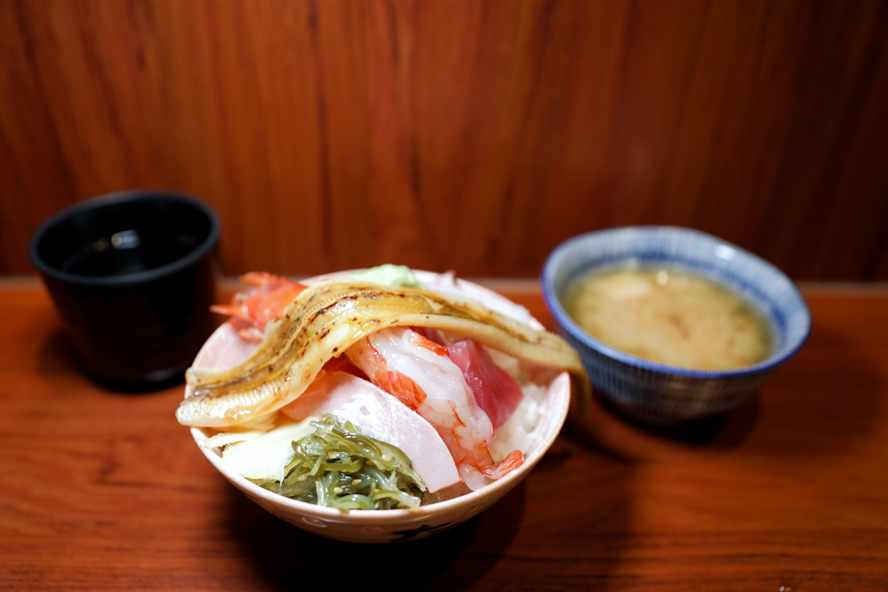 林口生魚片丼飯推薦! 林日式料理 超厚生魚握壽司,驚喜版生魚丼飯 - 奇奇一起玩樂趣