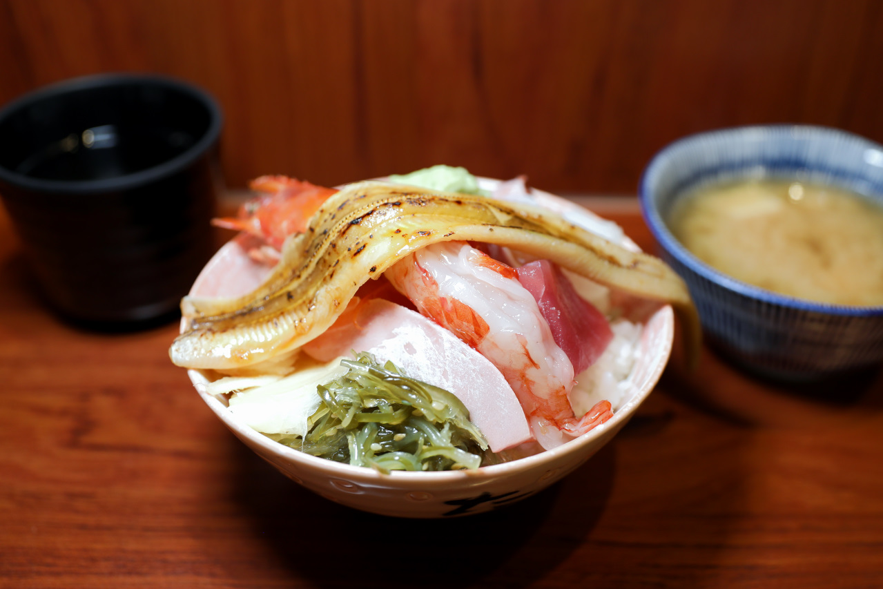 林口生魚片丼飯推薦! 林日式料理 超厚生魚握壽司,驚喜版生魚丼飯 - 奇奇一起玩樂趣