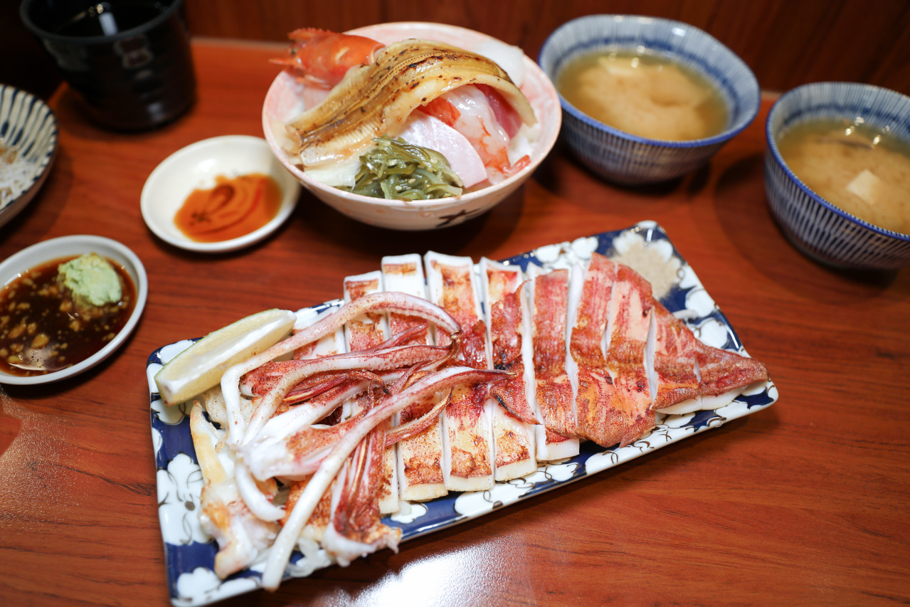 林口生魚片丼飯推薦! 林日式料理 超厚生魚握壽司,驚喜版生魚丼飯 - 奇奇一起玩樂趣