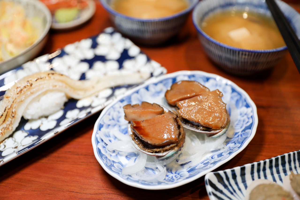 林口生魚片丼飯推薦! 林日式料理 超厚生魚握壽司,驚喜版生魚丼飯 - 奇奇一起玩樂趣