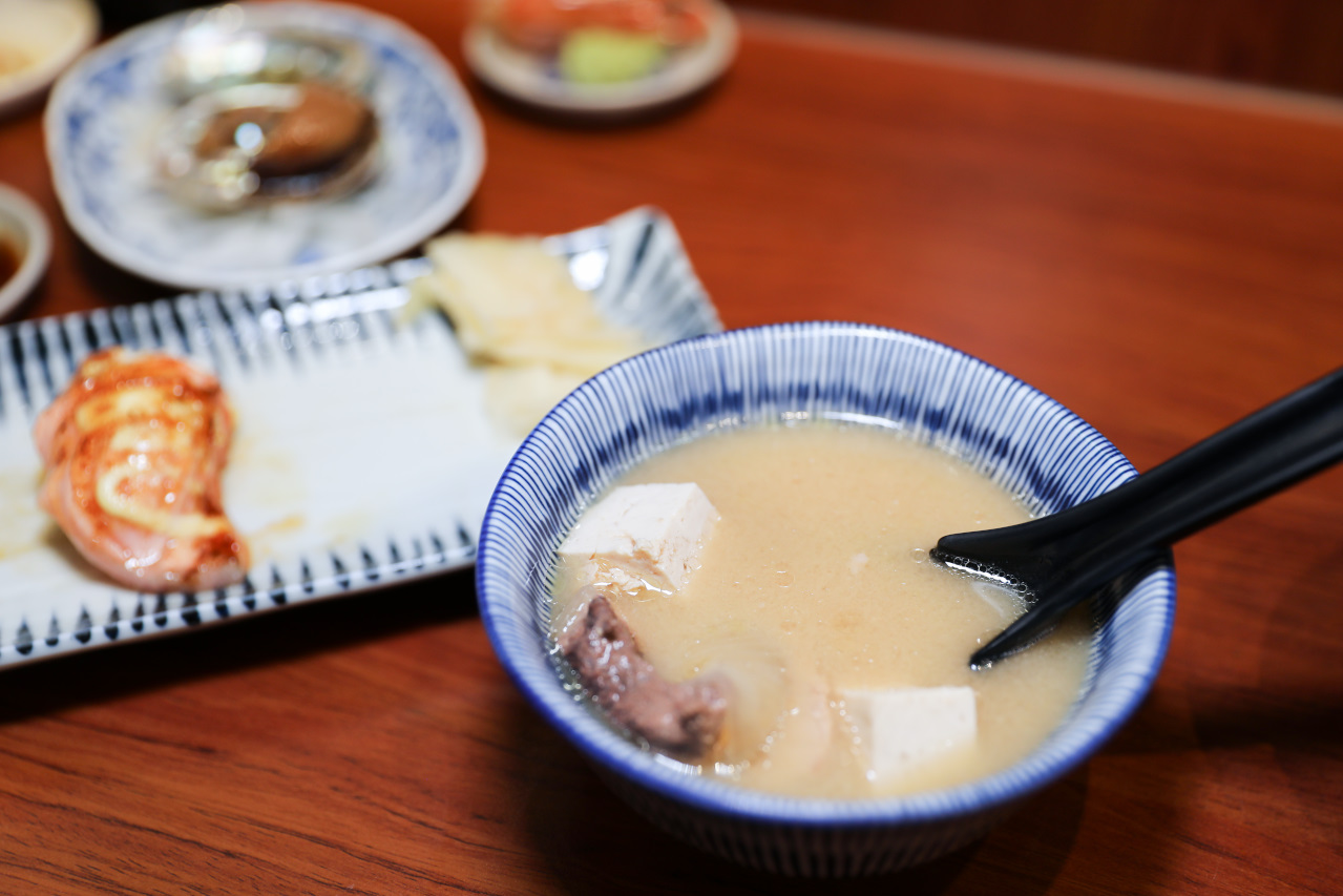 林口生魚片丼飯推薦! 林日式料理 超厚生魚握壽司,驚喜版生魚丼飯 - 奇奇一起玩樂趣