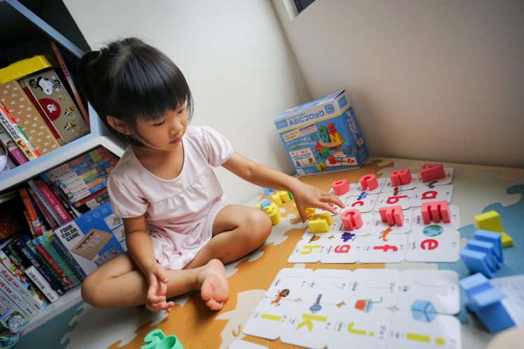 幼兒益智教具推薦! 日本KUMON TOY ABC立體平衡積木 遊戲中輕鬆學英文 - 奇奇一起玩樂趣