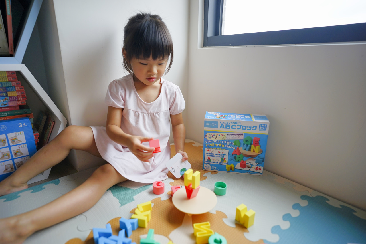 幼兒益智教具推薦! 日本KUMON TOY ABC立體平衡積木 遊戲中輕鬆學英文 - 奇奇一起玩樂趣