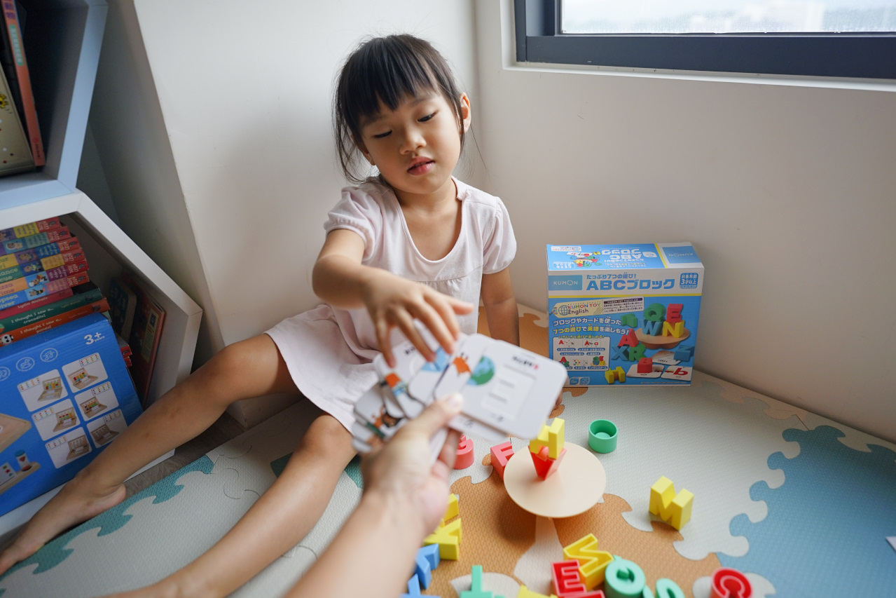 幼兒益智教具推薦! 日本KUMON TOY ABC立體平衡積木 遊戲中輕鬆學英文 - 奇奇一起玩樂趣