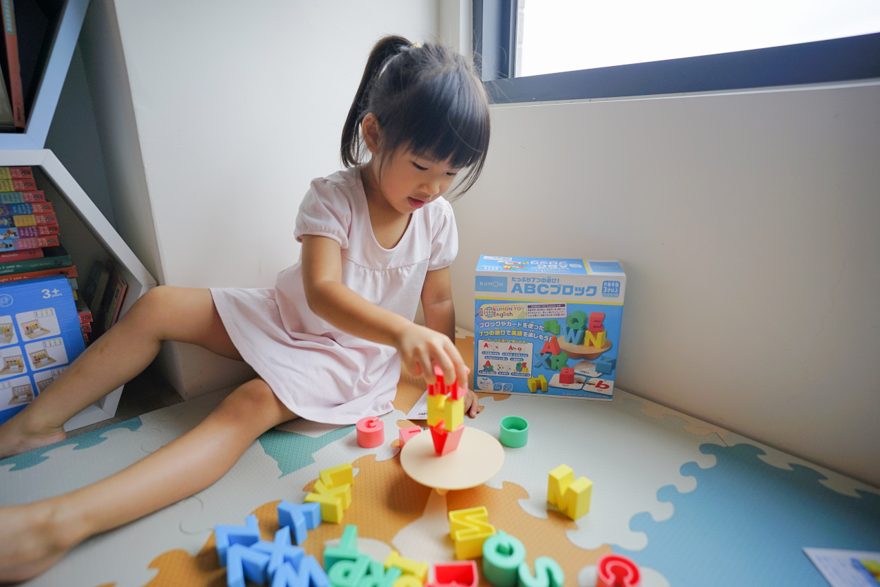 幼兒益智教具推薦! 日本KUMON TOY ABC立體平衡積木 遊戲中輕鬆學英文 - 奇奇一起玩樂趣