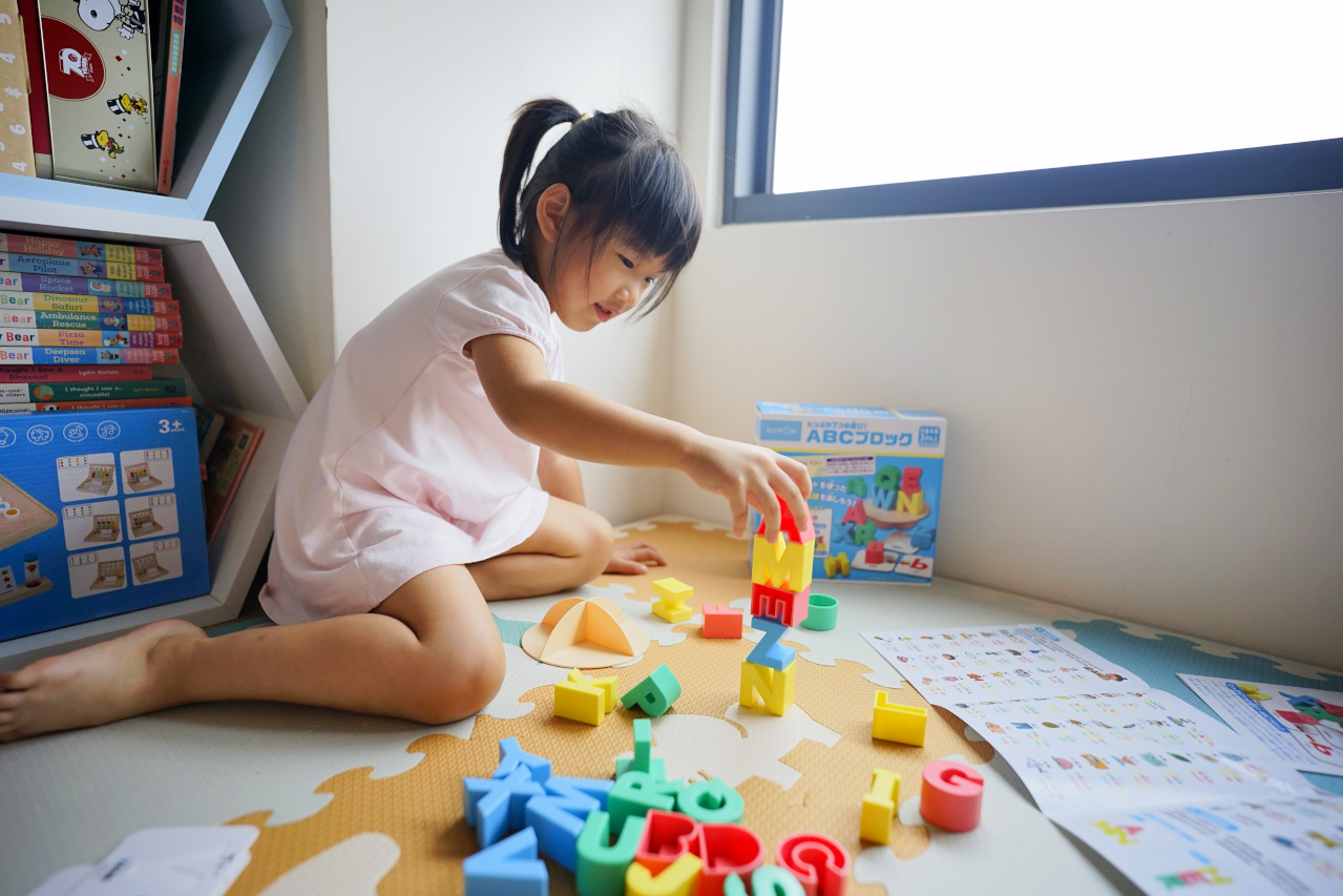 幼兒益智教具推薦! 日本KUMON TOY ABC立體平衡積木 遊戲中輕鬆學英文 - 奇奇一起玩樂趣