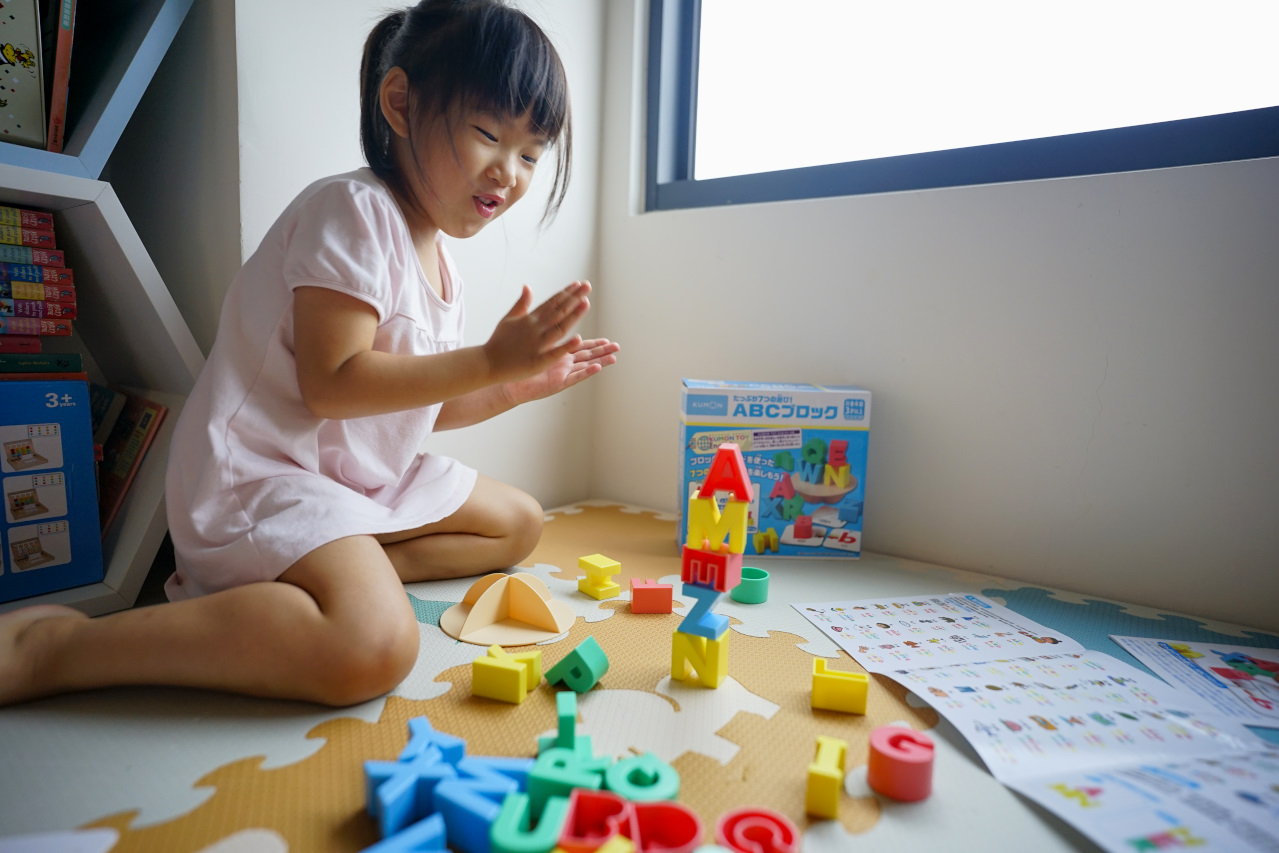 幼兒益智教具推薦! 日本KUMON TOY ABC立體平衡積木 遊戲中輕鬆學英文 - 奇奇一起玩樂趣