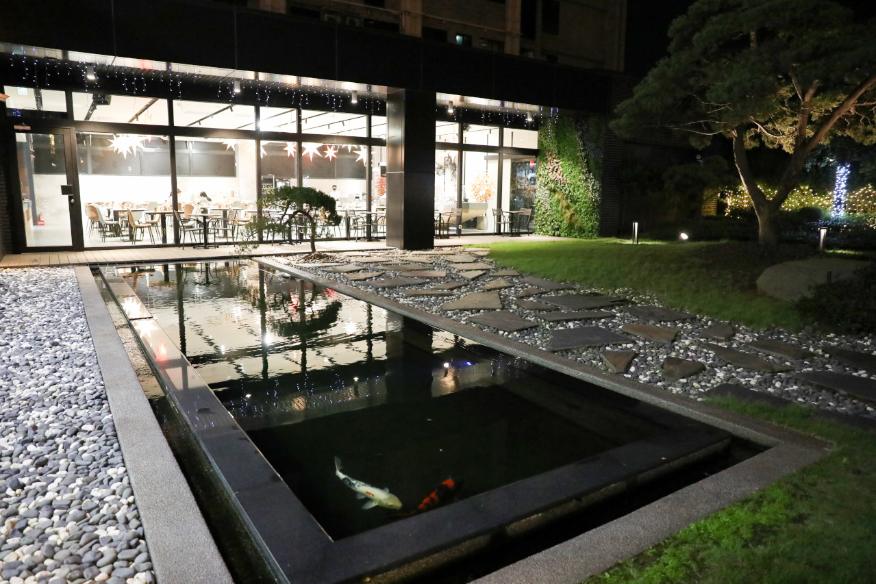 桃園高鐵飯店住宿推薦! 青埔商旅 CP-HOTEL 一泊二食超優秀! 近華泰名品城Outlet.Xpark水族館 - 奇奇一起玩樂趣