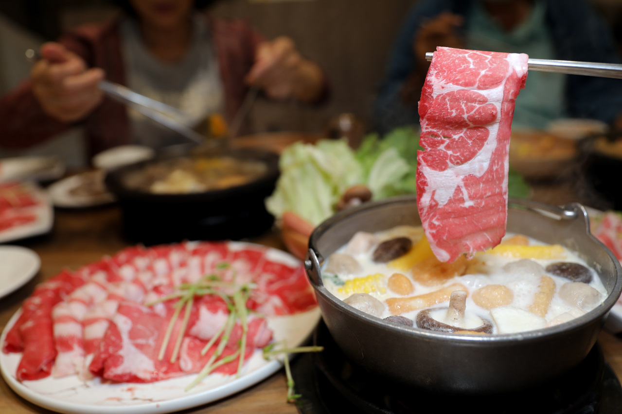 台南安平火鍋餐廳 新垣祖鍋物(安平店) 天然蔬果湯頭石頭火鍋.自助吧吃到飽無限量供應 - 奇奇一起玩樂趣