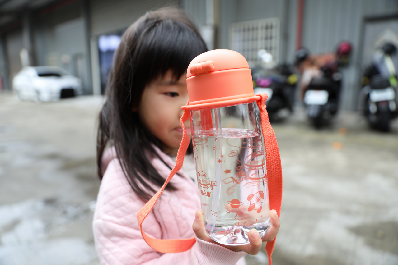 托嬰中心.幼稚園新生必備推薦! 作伴 耐高溫防水姓名貼.衣物專用防水印章.Tritan童趣水壺 - 奇奇一起玩樂趣