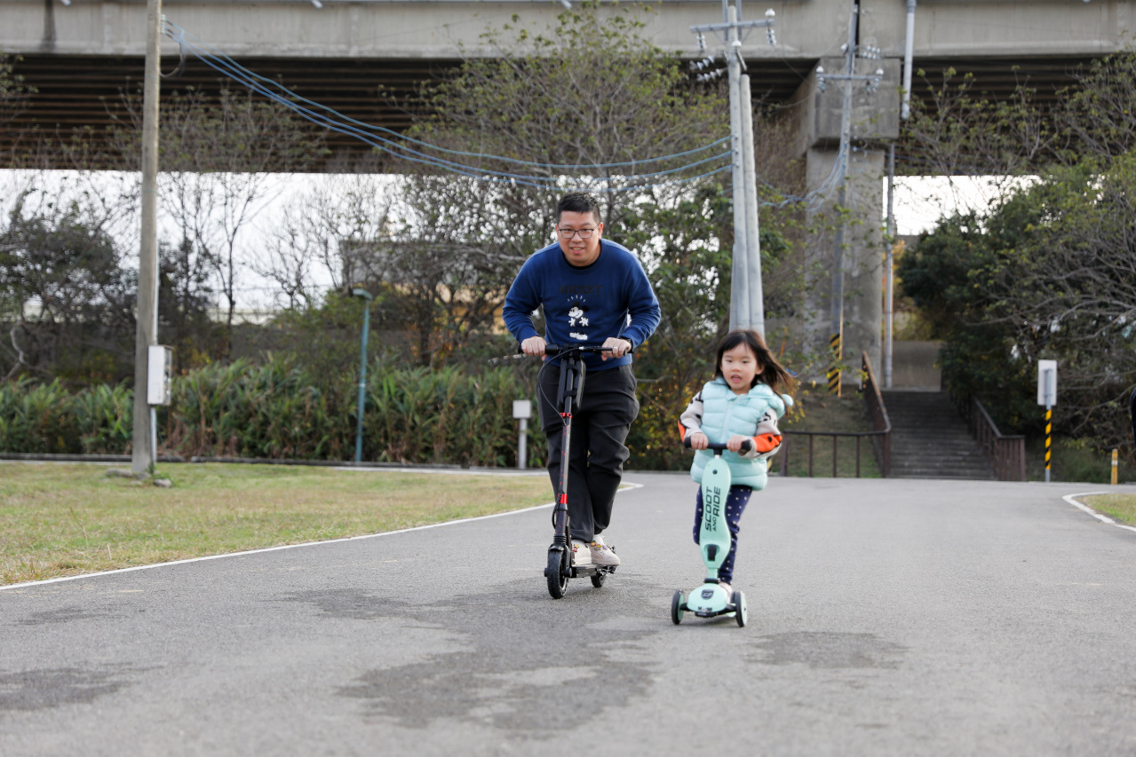 摺疊電動滑板車開箱 Waymax Lite-3電動滑板車 親子同樂.懶人代步車推薦! - 奇奇一起玩樂趣