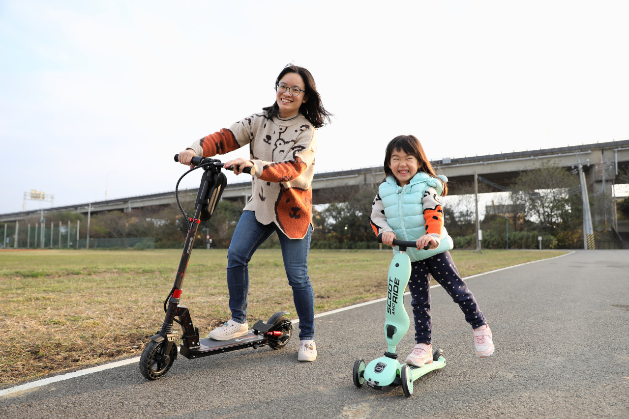 摺疊電動滑板車開箱 Waymax Lite-3電動滑板車 親子同樂.懶人代步車推薦! - 奇奇一起玩樂趣