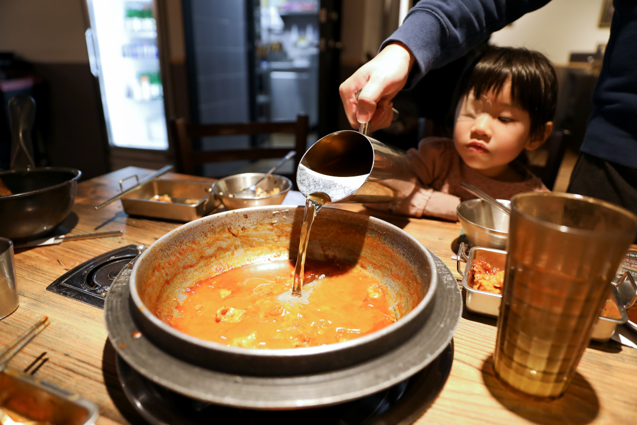 西門町韓式料理火鍋兩吃 500元有找,高CP值吃到飽推薦! 甩鍋雞볶찜韓式炒雞吃到飽(西門店) - 奇奇一起玩樂趣