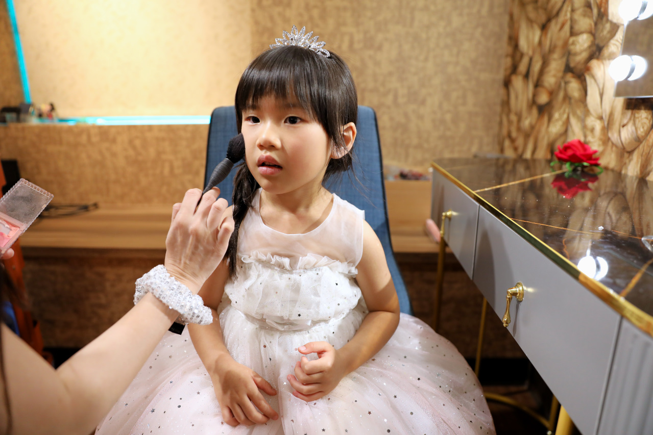 Amber Wedding 攝影工作室 新北婚紗攝影.全家福拍攝推薦! 棚拍.戶外拍攝含妝髮 - 奇奇一起玩樂趣