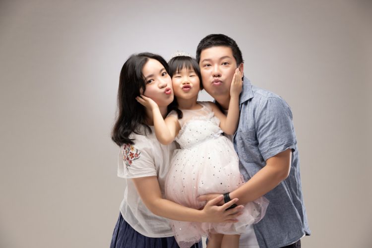 Amber Wedding 攝影工作室 新北婚紗攝影.全家福拍攝推薦! 棚拍.戶外拍攝含妝髮 - 奇奇一起玩樂趣