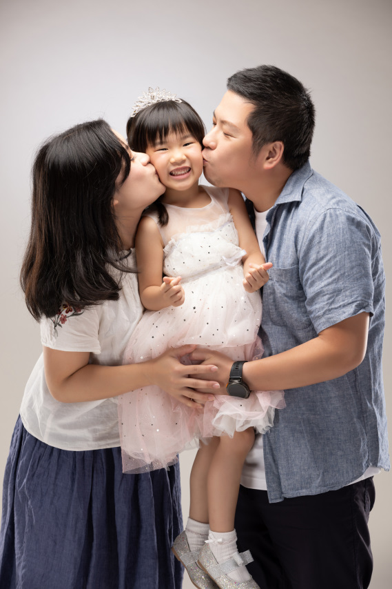 Amber Wedding 攝影工作室 新北婚紗攝影.全家福拍攝推薦! 棚拍.戶外拍攝含妝髮 - 奇奇一起玩樂趣