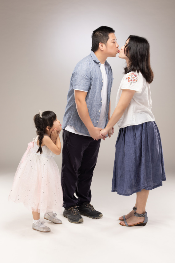 Amber Wedding 攝影工作室 新北婚紗攝影.全家福拍攝推薦! 棚拍.戶外拍攝含妝髮 - 奇奇一起玩樂趣