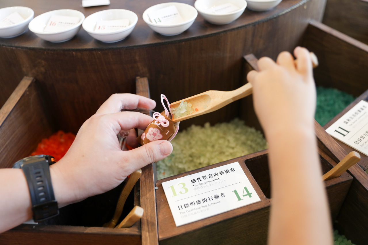 台南親子景點推薦! 安平出張所 水豚親密接觸.12花神誕生鹽御守.魔法水晶瓶DIY,特色伴手禮五行搖搖蝦餅.果乾蜜餞 - 奇奇一起玩樂趣
