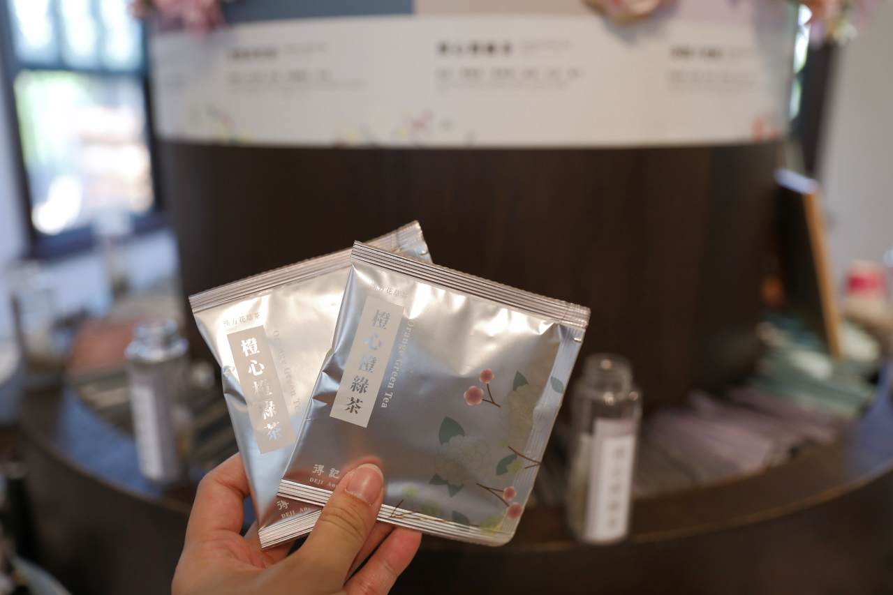 台南親子景點推薦! 安平出張所 水豚親密接觸.12花神誕生鹽御守.魔法水晶瓶DIY,特色伴手禮五行搖搖蝦餅.果乾蜜餞 - 奇奇一起玩樂趣