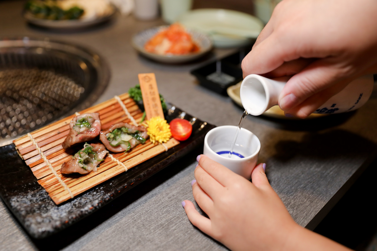 豆町村燒肉 台北東區日式燒肉推薦! 浮誇系燒肉美食 專人代烤 - 奇奇一起玩樂趣